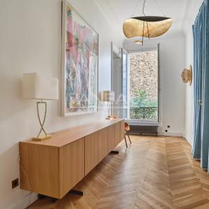 Paris VIIIe - Entre le parc Monceau et les Champs Elysées- Appartement rénové et climatisé.