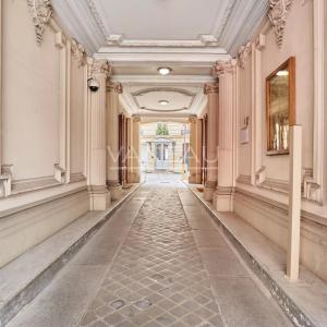 Paris VIIIe - Entre le parc Monceau et les Champs Elysées- Appartement rénové et climatisé.