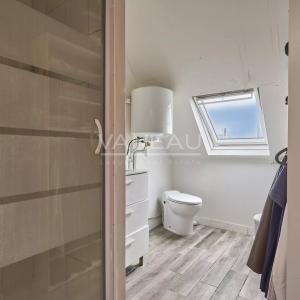 Vavin - Ensemble de trois chambres de service offrant 23,11 m² Loi Carrez et 28,38 m² au sol