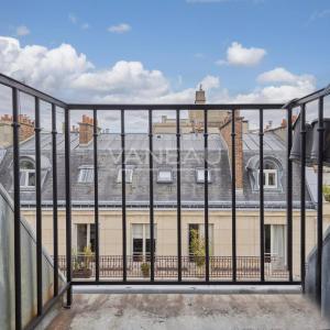 Vavin - Ensemble de trois chambres de service offrant 23,11 m² Loi Carrez et 28,38 m² au sol