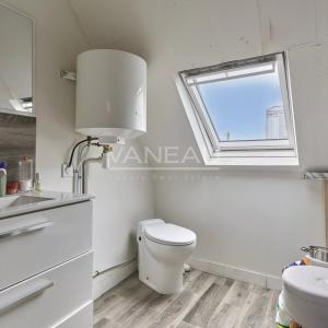 Vavin - Ensemble de trois chambres de service offrant 23,11 m² Loi Carrez et 28,38 m² au sol