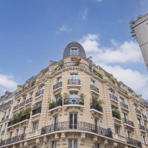 Vavin - Ensemble de trois chambres de service offrant 23,11 m² Loi Carrez et 28,38 m² au sol