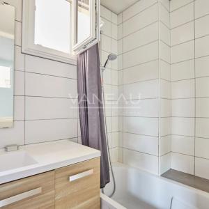 PARIS XVe - Volontaires : Appartement trois pièces au calme