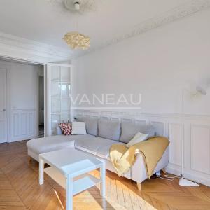 PARIS XVe - Appartement trois pièces charme ancien
