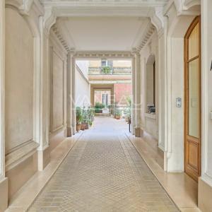 PARIS XVe - Appartement trois pièces charme ancien