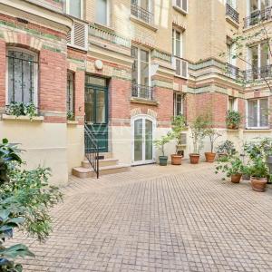 PARIS XVe - Appartement trois pièces charme ancien