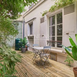 PARIS XVe - CAMBRONNE : Charmante maison avec cour arborée