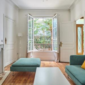 PARIS XVe - CAMBRONNE : Charmante maison avec cour arborée