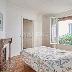 PARIS XVe - CAMBRONNE : Charmante maison avec cour arborée