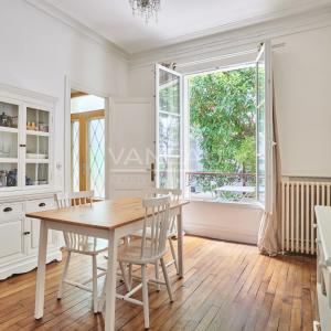 PARIS XVe - CAMBRONNE : Charmante maison avec cour arborée