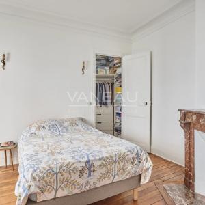 PARIS XVe - CAMBRONNE : Charmante maison avec cour arborée