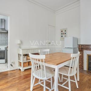 PARIS XVe - CAMBRONNE : Charmante maison avec cour arborée
