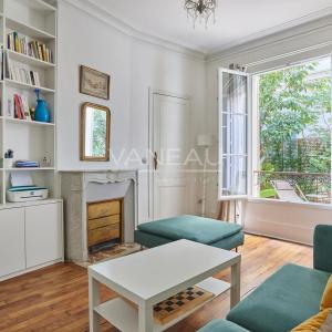 PARIS XVe - CAMBRONNE : Charmante maison avec cour arborée