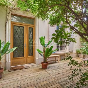 PARIS XVe - CAMBRONNE : Charmante maison avec cour arborée