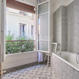 PARIS XVe - CAMBRONNE : Charmante maison avec cour arborée