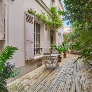 PARIS XVe - CAMBRONNE : Charmante maison avec cour arborée