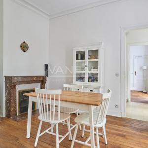 PARIS XVe - CAMBRONNE : Charmante maison avec cour arborée