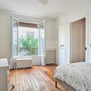 PARIS XVe - CAMBRONNE : Charmante maison avec cour arborée
