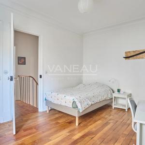 PARIS XVe - CAMBRONNE : Charmante maison avec cour arborée