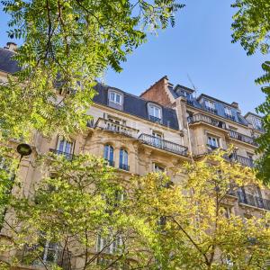 Paris 15ème – Avenue Félix Faure – 2 pièces traversant  Charme de l'ancien