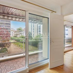 Paris 15ᵉ Charles Michels 2 pièces avec balcon, au calme sur jardin