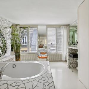 Paris 3è - Loft d'artiste en étage avec ascenseur