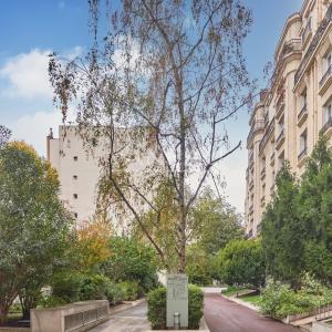 PARIS XVe - Lecourbe/Cambronne : Appartement trois pièces avec vue dégagée sur verdure