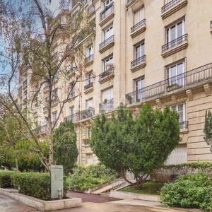 PARIS XVe - Lecourbe/Cambronne : Appartement trois pièces avec vue dégagée sur verdure