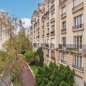PARIS XVe - Lecourbe/Cambronne : Appartement trois pièces avec vue dégagée sur verdure