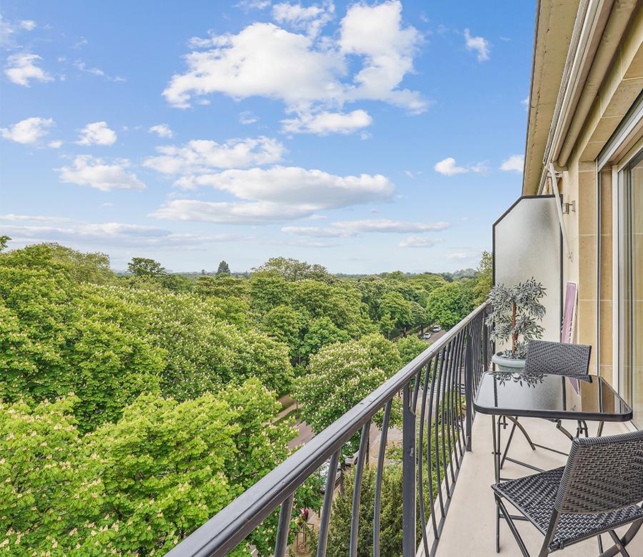 Neuilly sur Seine, terrasse vue sur le bois de Boulogne