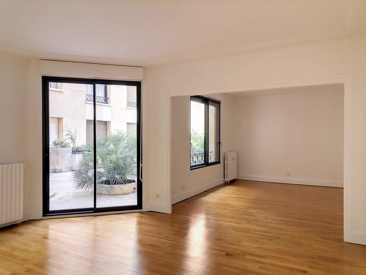 Paris VIIIe - Triangle d'or - Appartement en rez-de-chaussée ent