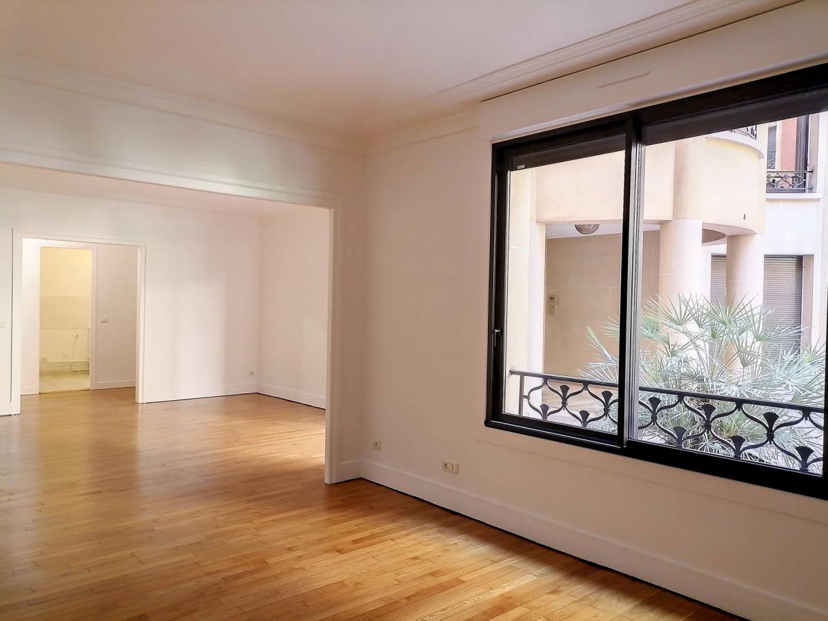Paris VIIIe - Triangle d'or - Appartement en rez-de-chaussée ent