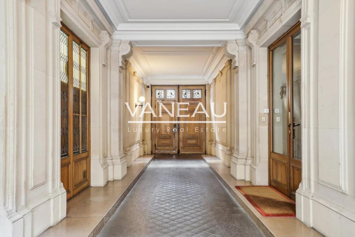Paris XVI - 6ème étage avec vue dégagée place Victor Hugo