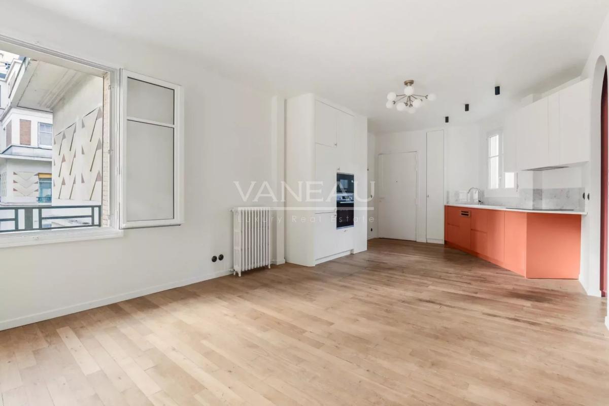 Paris VIIe - RUE SAINT DOMINIQUE