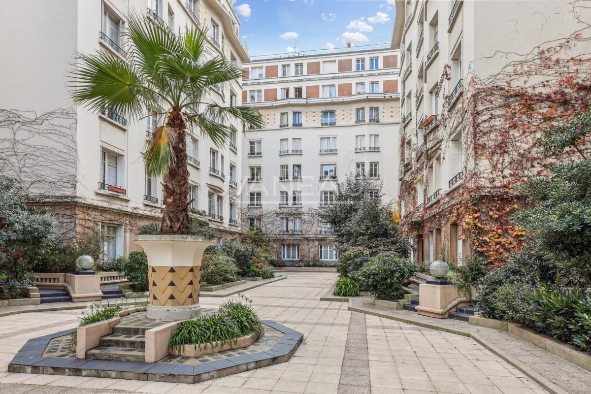 Paris VIIe - RUE SAINT DOMINIQUE