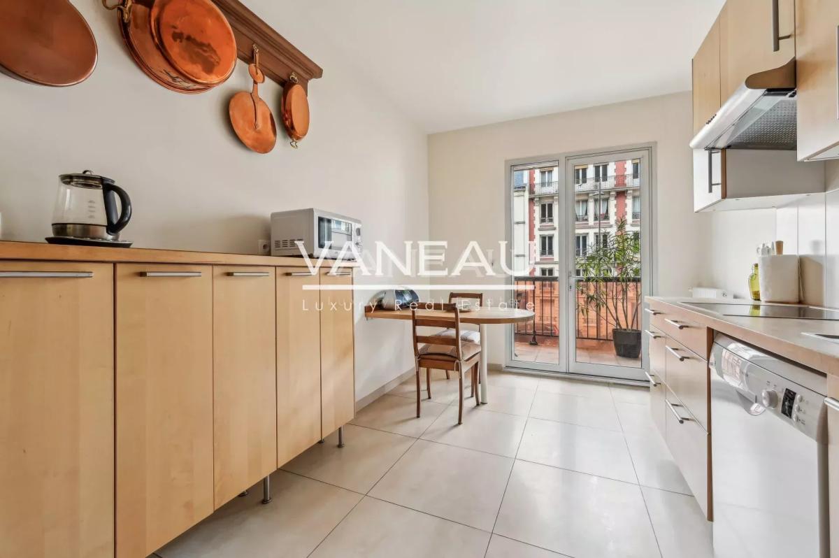 Paris VIIe - PLACE DE BRETEUIL - Appartement avec terrasse