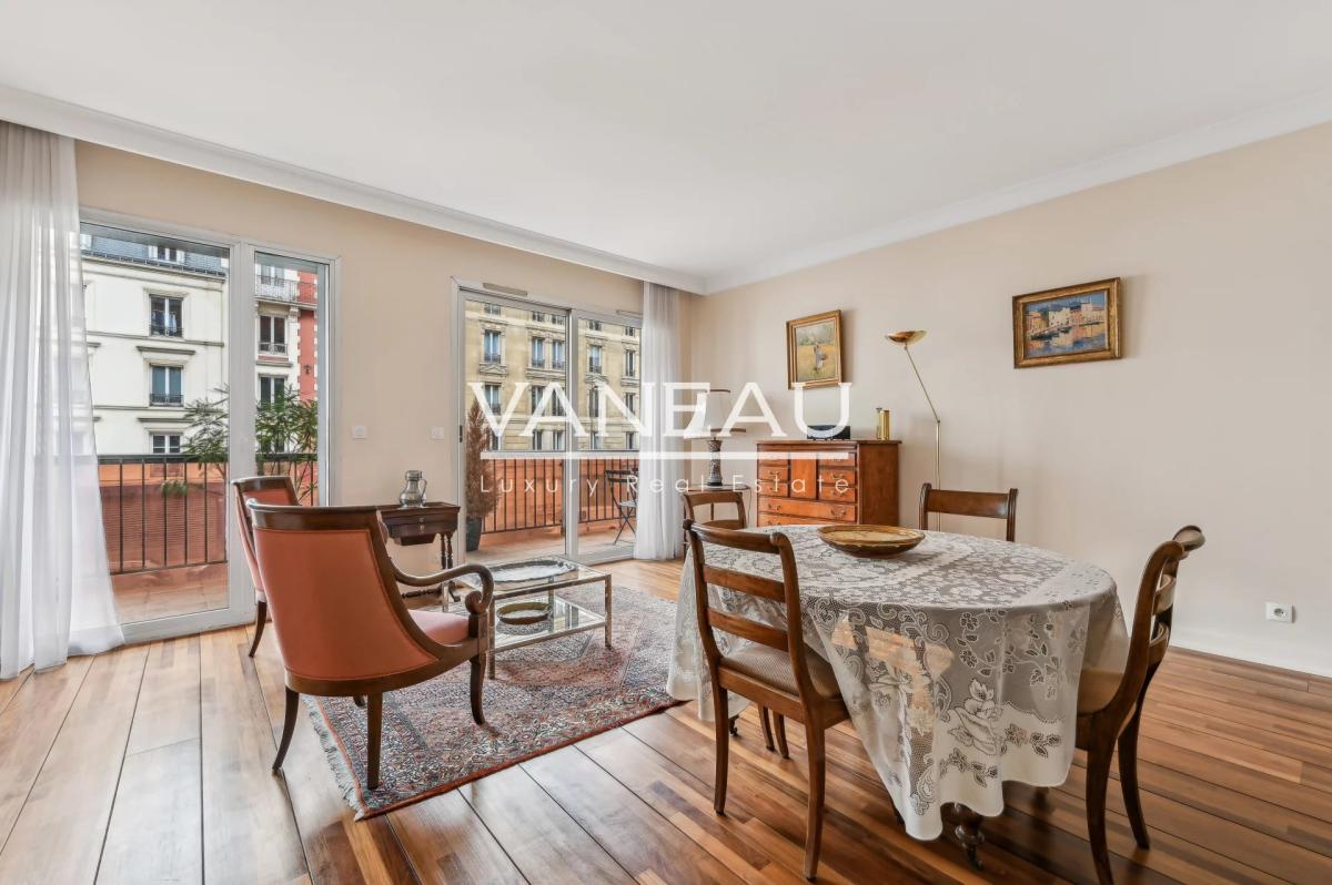 Paris VIIe - PLACE DE BRETEUIL - Appartement avec terrasse