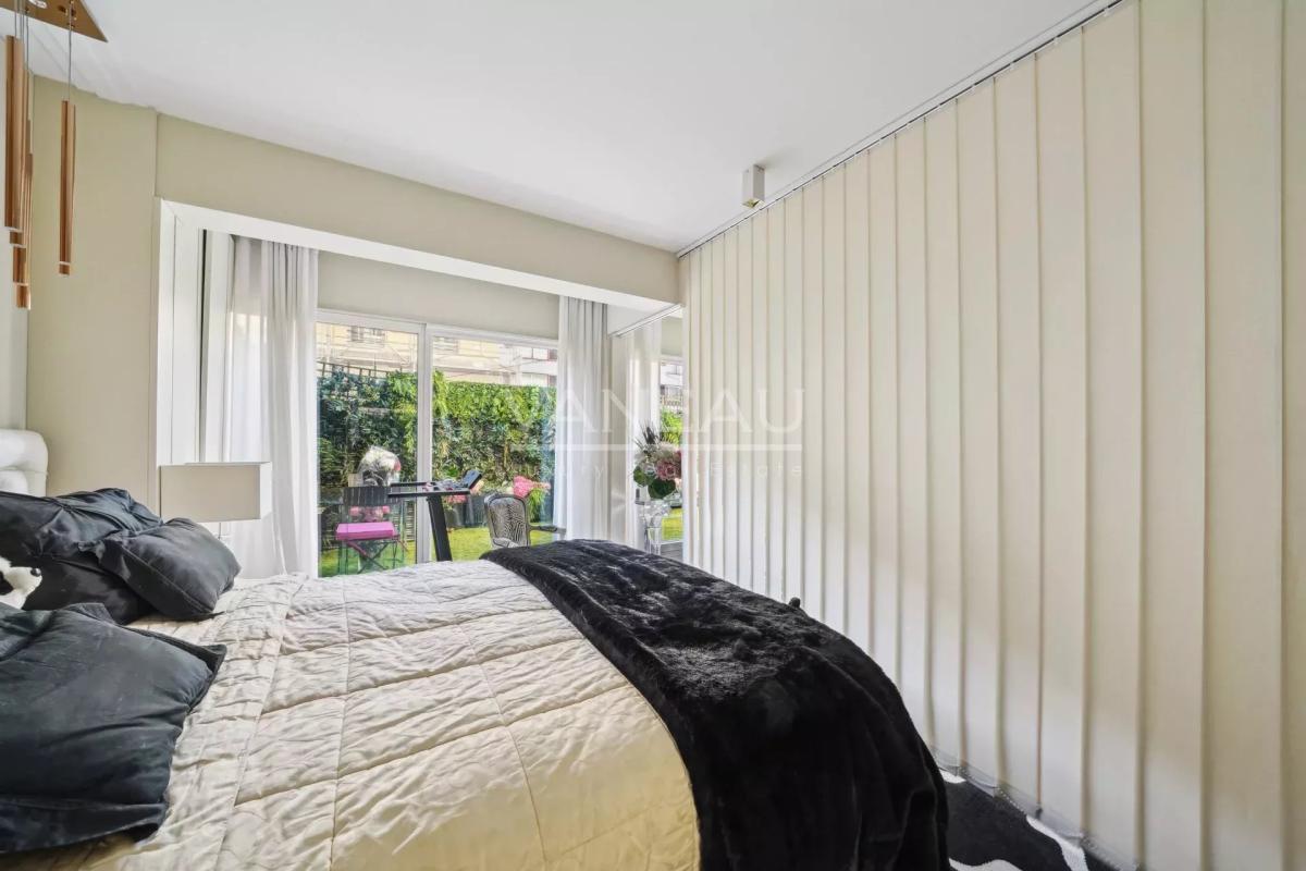 EXCLUSIVITE - NUE PROPRIETE (FEMME DE 75 ANS)  - PASSY PLAZA