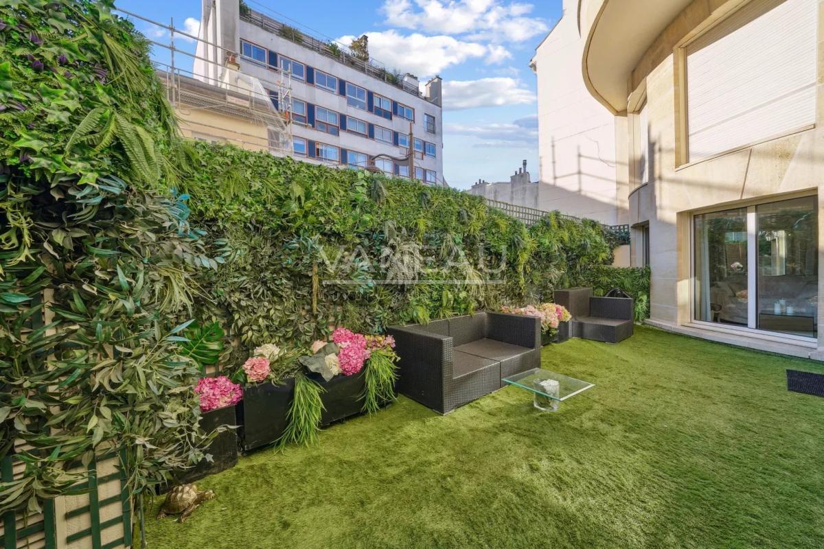 EXCLUSIVITE - NUE PROPRIETE (FEMME DE 75 ANS)  - PASSY PLAZA