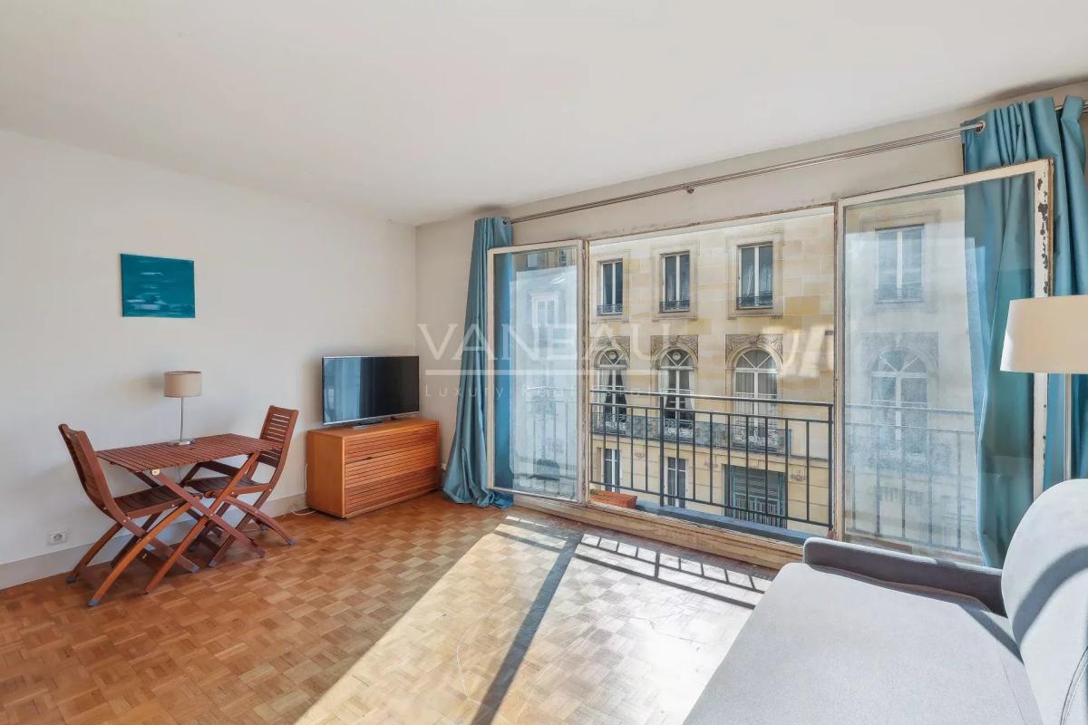 Paris 7ème - Invalides - studio - balcon