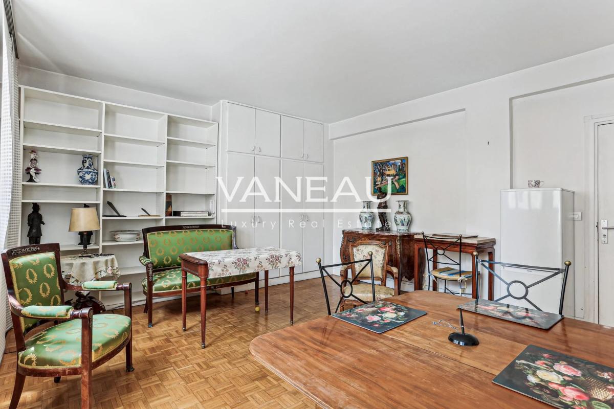 Paris XVIe - Village d'Auteuil - Local commercial bordé par une 