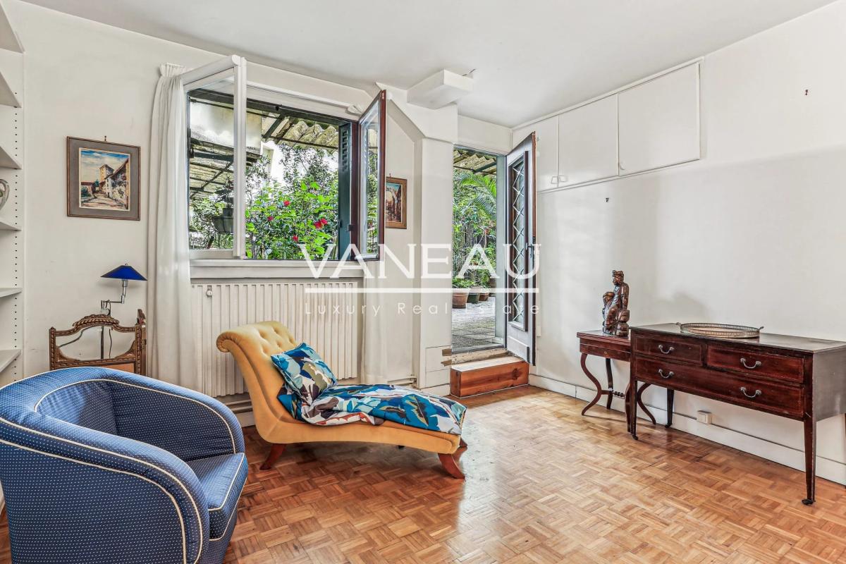 Paris XVIe - Village d'Auteuil - Local commercial bordé par une 