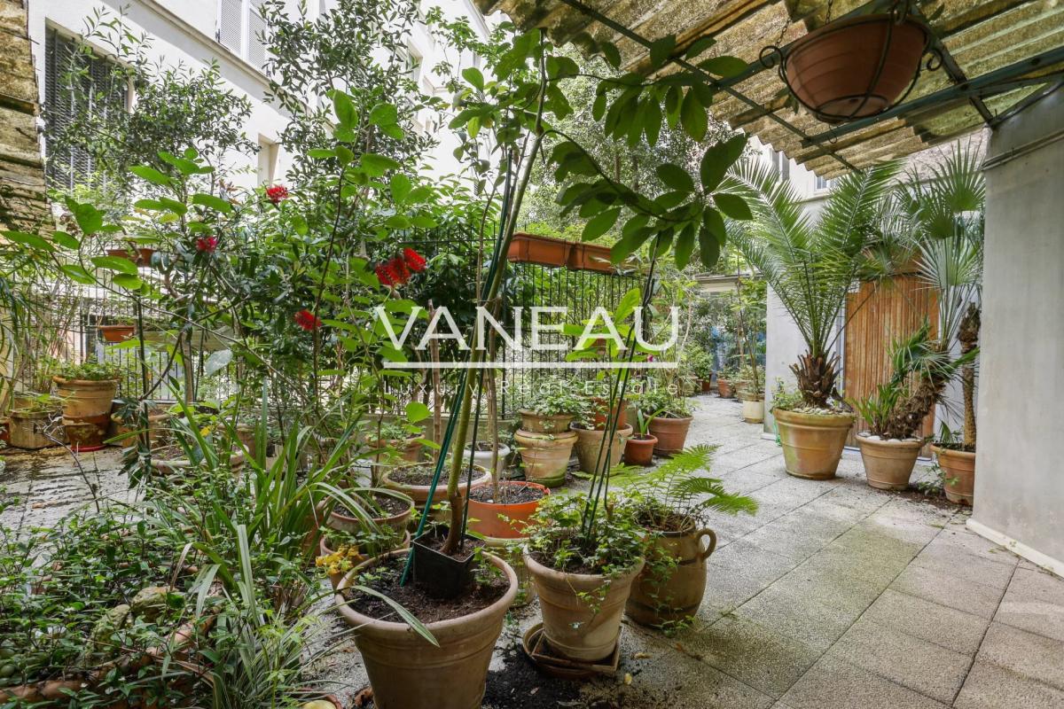 Paris XVIe - Village d'Auteuil - Local commercial bordé par une 