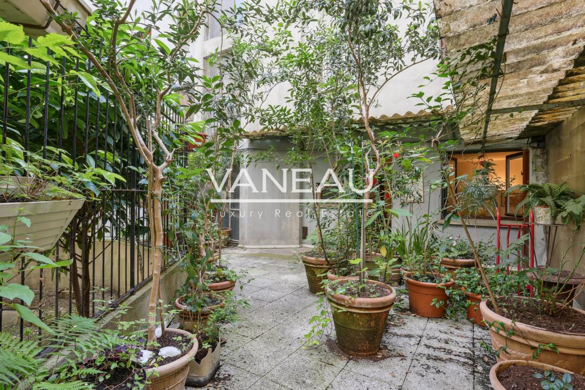 Paris XVIe - Village d'Auteuil - Local commercial bordé par une 
