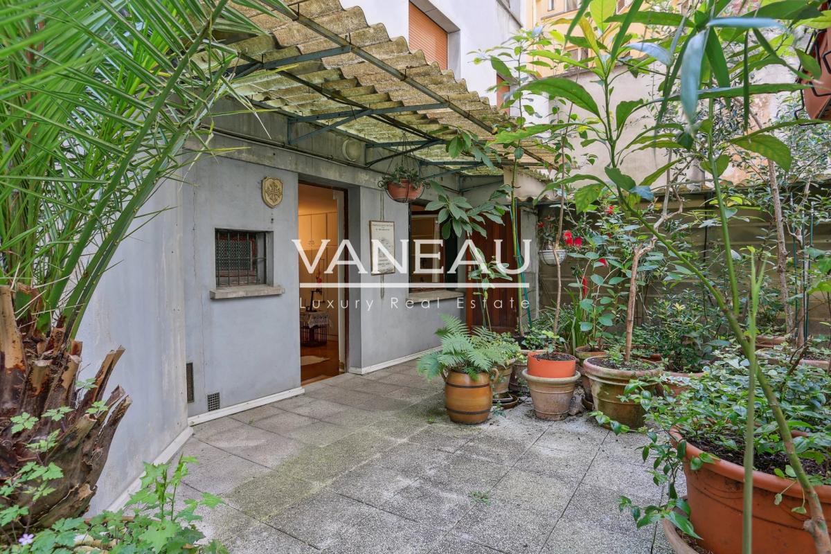 Paris XVIe - Village d'Auteuil - Local commercial bordé par une 