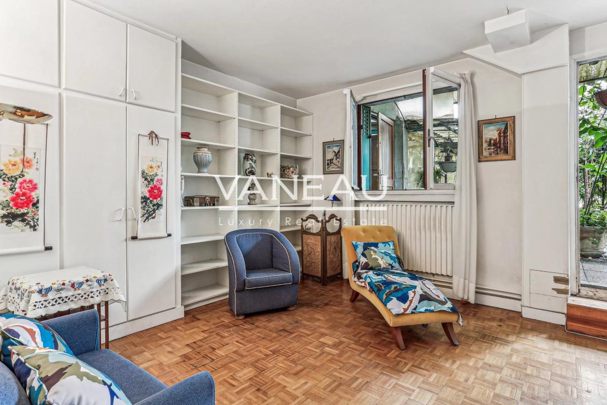 Paris XVIe - Village d'Auteuil - Local commercial bordé par une 