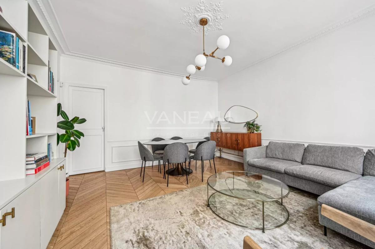 Paris VIIe - SAINT DOMINIQUE  - Appartement rénové avec deux cha