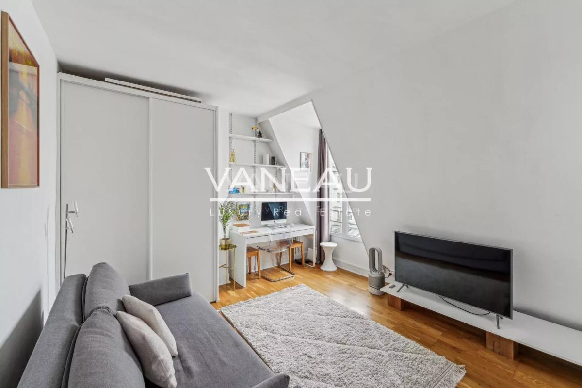 Paris VII - Rue Cler - Studio en étage élevé avec vue dégagée