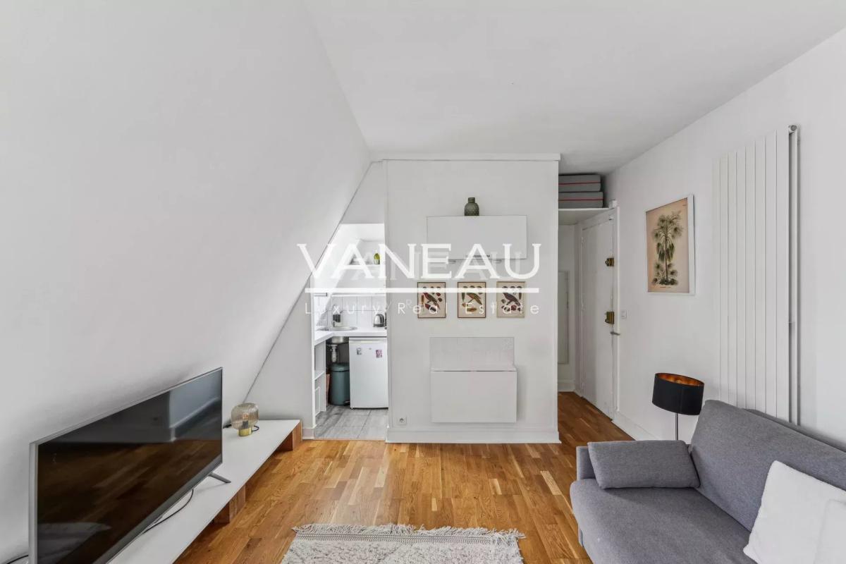 Paris VII - Rue Cler - Studio en étage élevé avec vue dégagée
