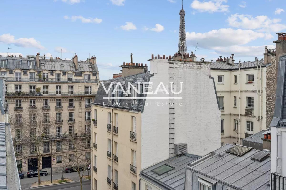 Paris VII - Rue Cler - Studio en étage élevé avec vue dégagée